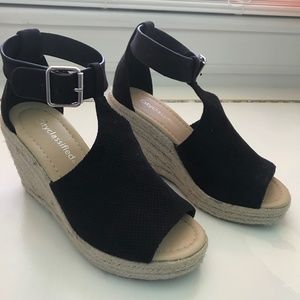 Black wedges